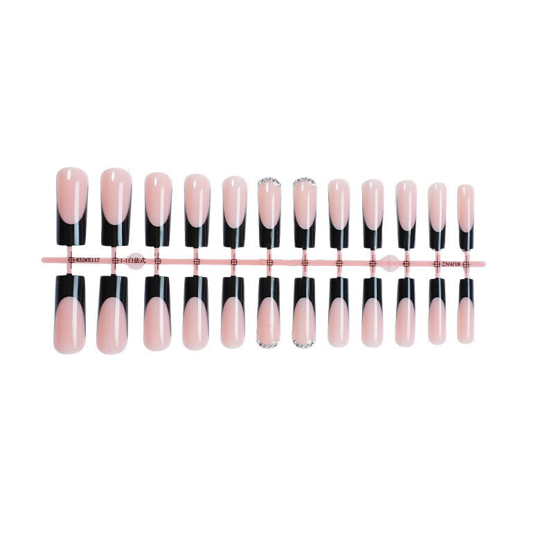 Kunstnagelset mit eleganten französischen Spitzen und Glitzerakzenten Karnz