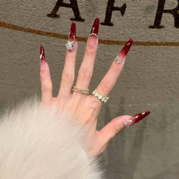 Glamouröse, kristallverzierte Stiletto-Nagelverlängerungen