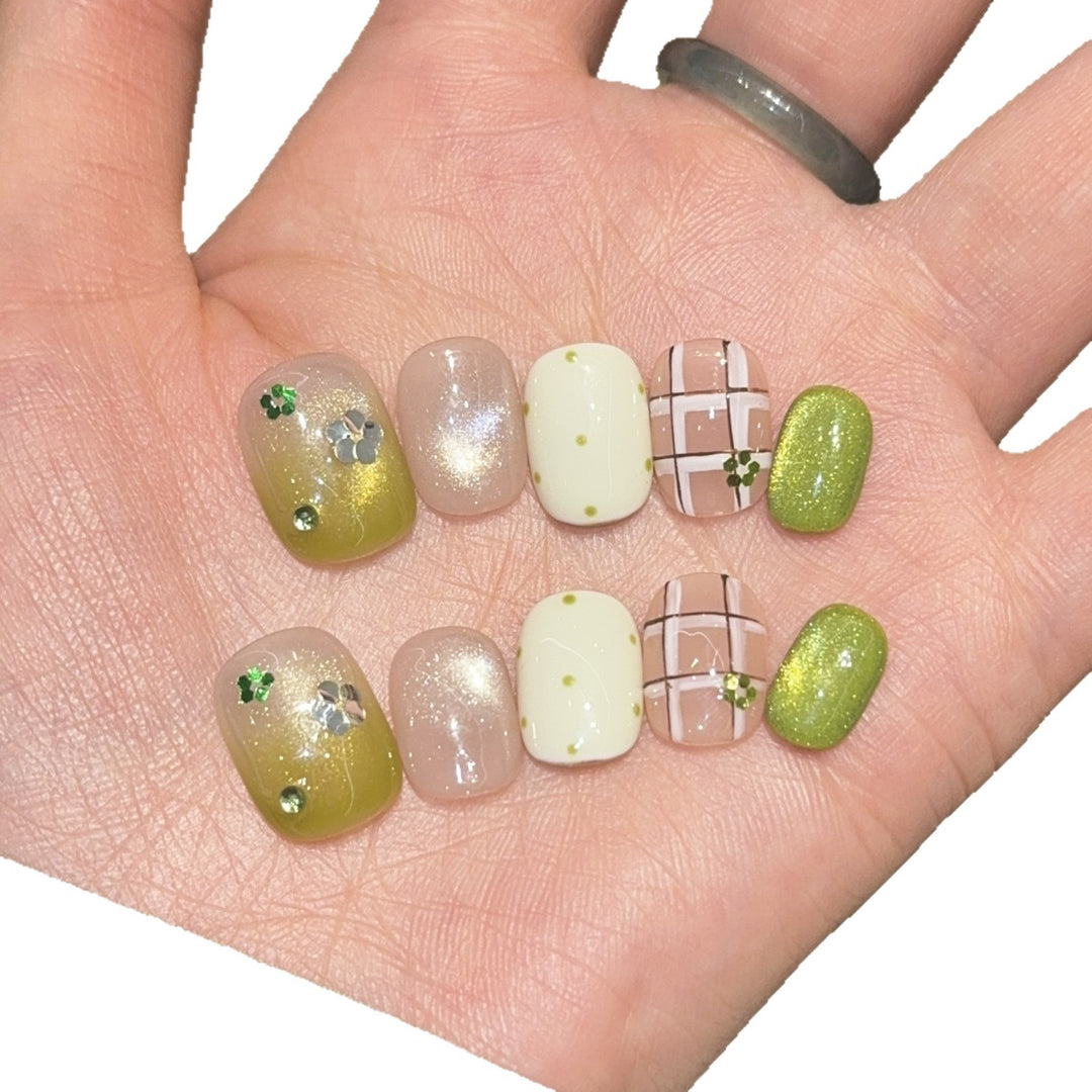 Kreative Kunstnagelspitzen mit Floralen Akzenten Karnz