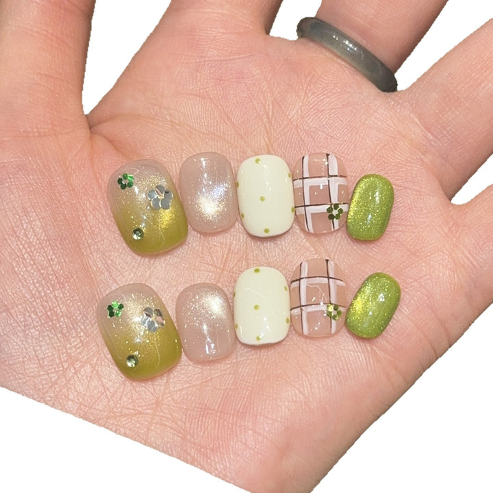 Kreative Kunstnagelspitzen mit Floralen Akzenten Karnz