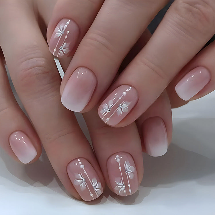 Kunstnägel mit Elegantem Floralen Design Karnz
