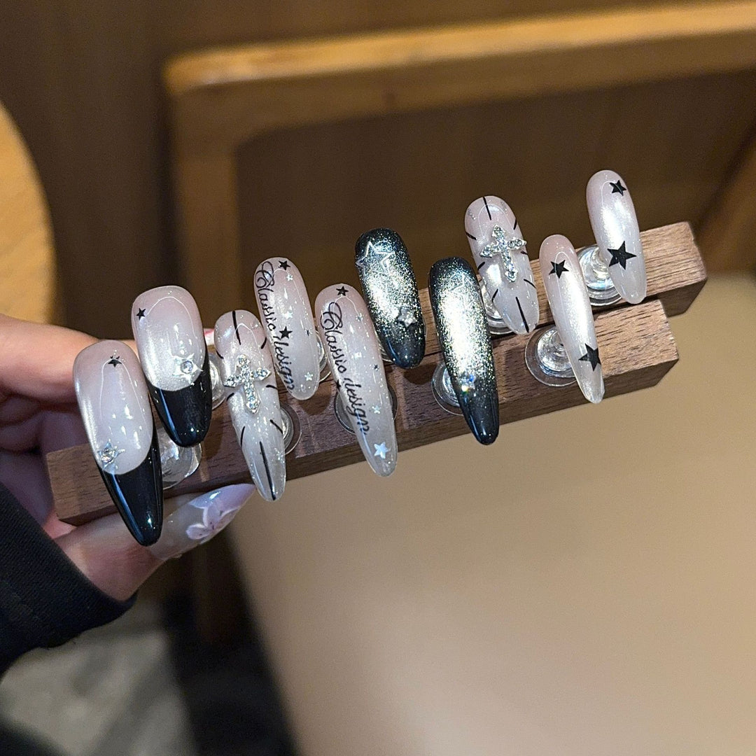 Kunstnägel mit Verspieltem Sternen-Design Karnz