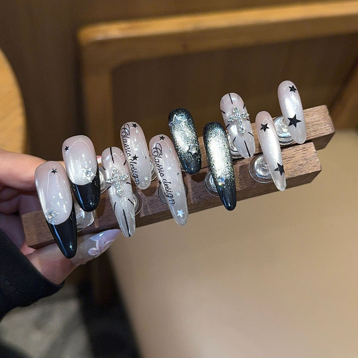 Kunstnägel mit Verspieltem Sternen-Design Karnz