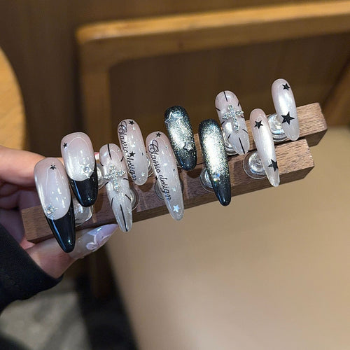 Kunstnägel mit Verspieltem Sternen-Design Karnz