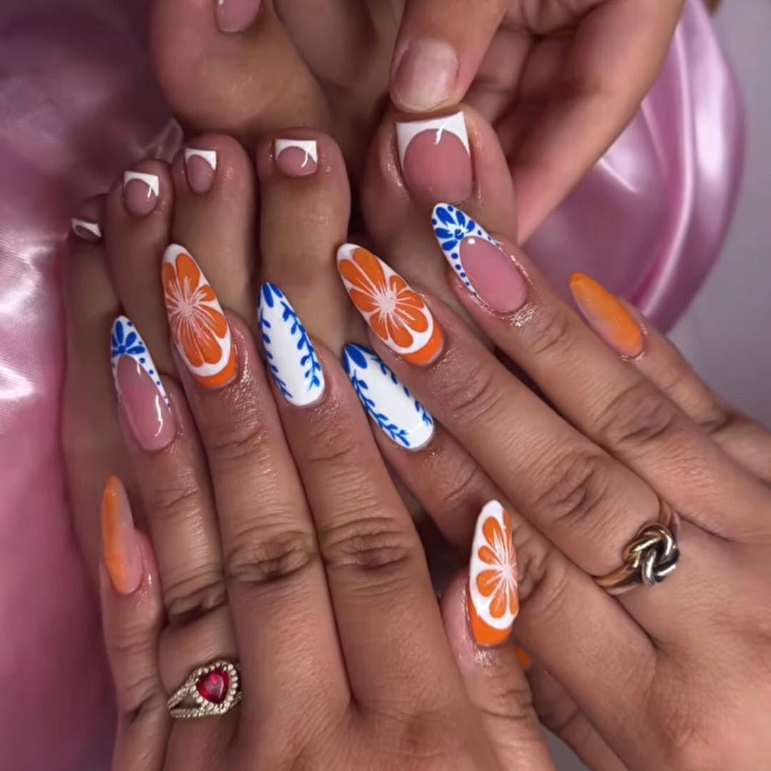 Künstlerisches Floral Press-On Nageldesign Karnz