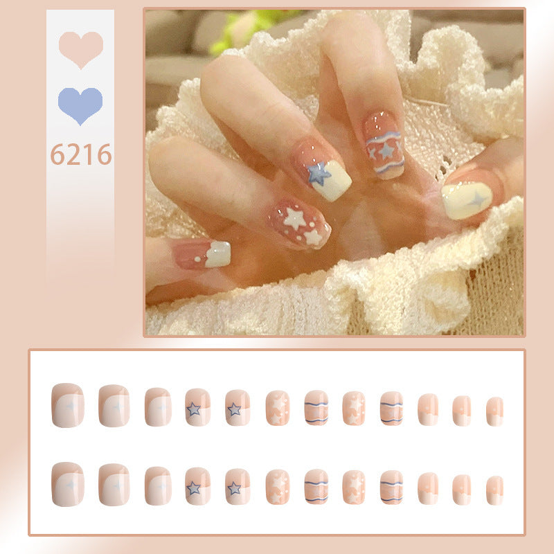 Kunstnagelset mit elegantem French-Tipp und Glitzerakzenten Karnz