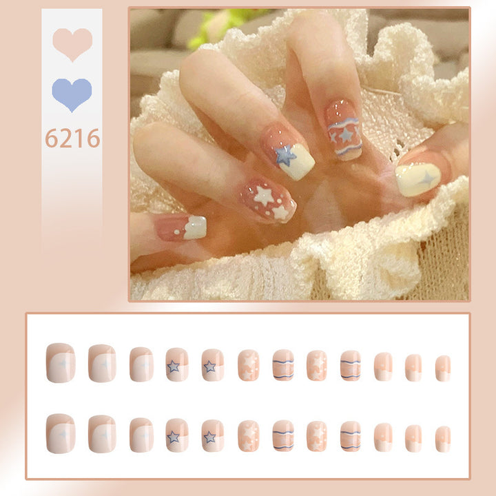 Kunstnagelset mit elegantem French-Tipp und Glitzerakzenten Karnz