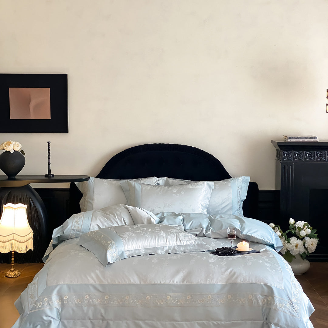 Feinsatin-Bettgarnitur mit tonalem Blumenjacquard und feiner Stickbordüre