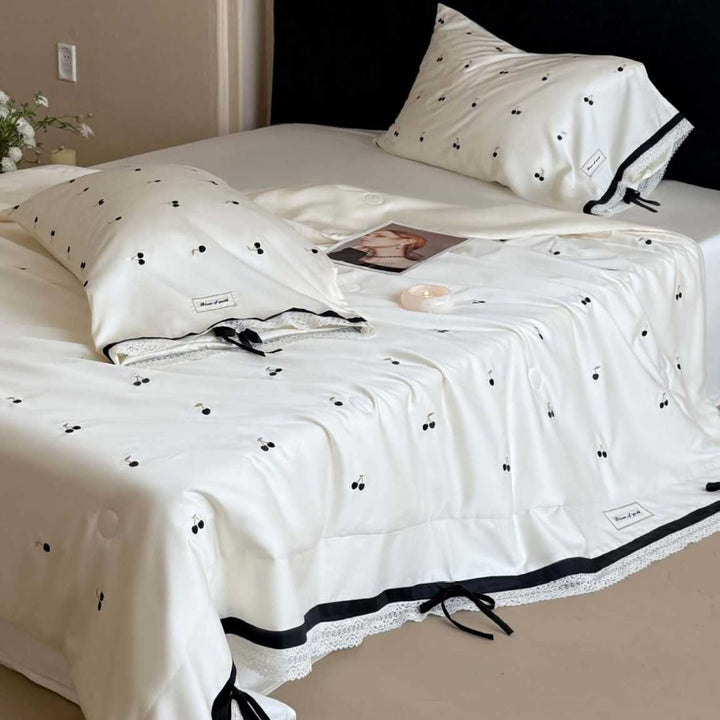 Luxuriöses Baumwollsatin-Bettwäscheset mit Kirsch‑Print, Spitzenbordüre und Volant