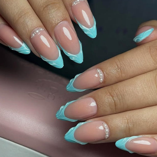 Kunstnagelset mit eleganten French-Spitzen Karnz
