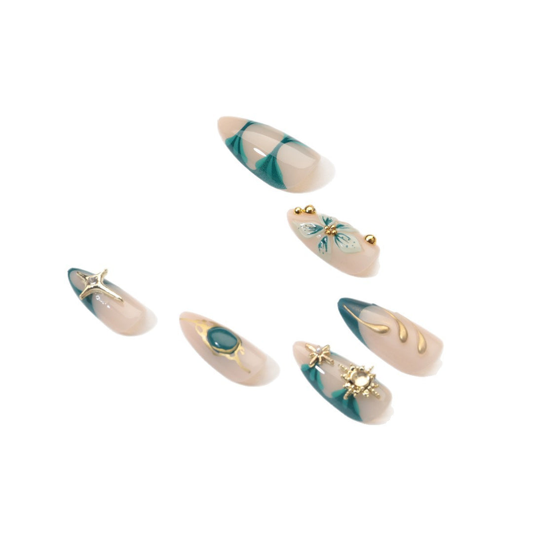 Kreatives Kunstnagelset mit aufwendigen Blumen- und Goldverzierungen Karnz