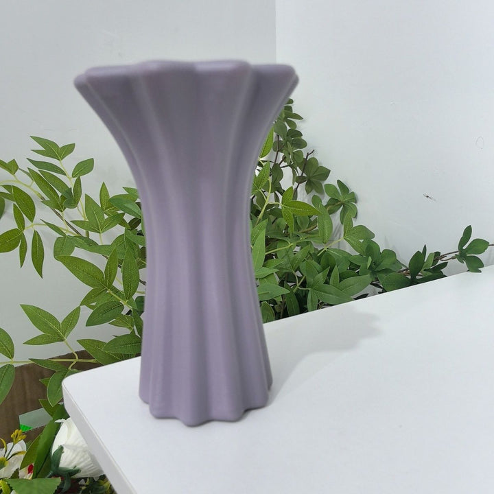 Skulptierte dekorative Blumenvase Karnz