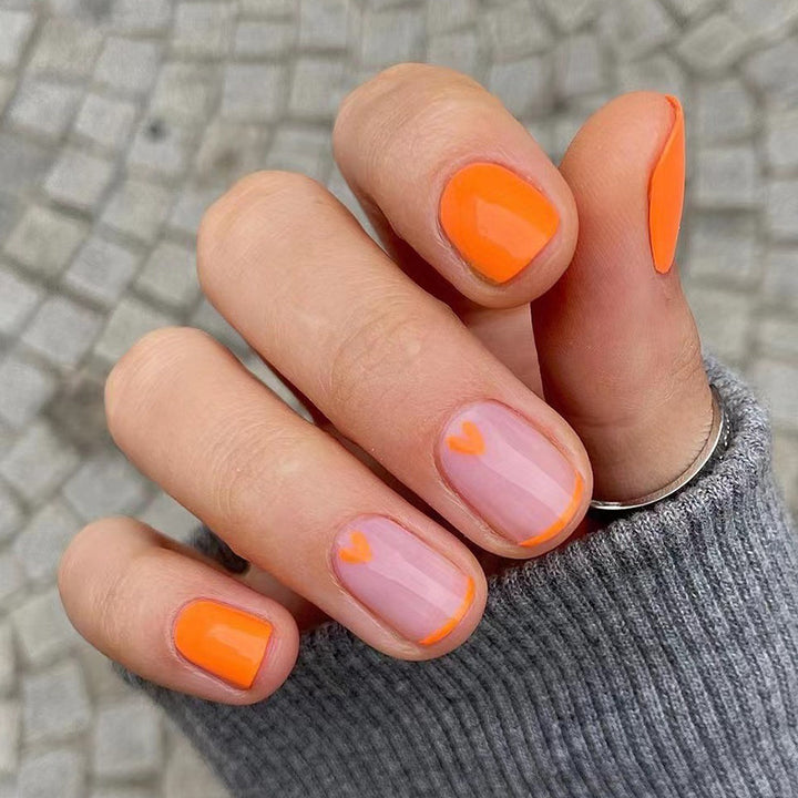 Kreative Nagelkunst mit Herzmotiven und Neonakzenten Karnz