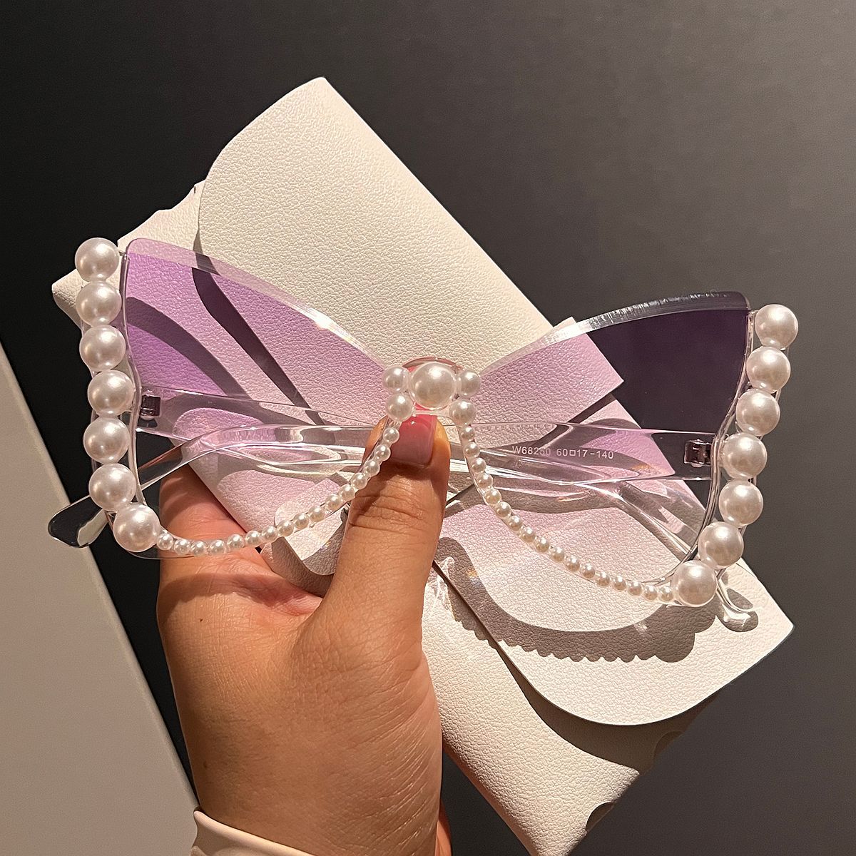 Damen auffällige Sonnenbrille mit Perlenverzierung Karnz