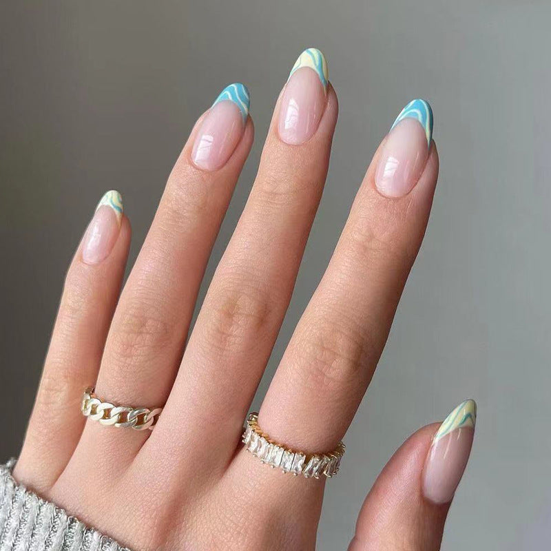 Kreative Nagelkunst mit Farbverlauf und geometrischen Akzenten Karnz