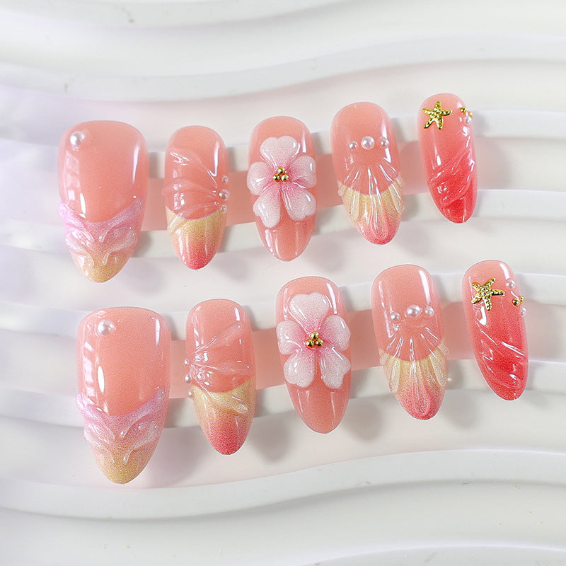 Kunstnagelset mit eleganten floralen Verzierungen und luxuriösem Glanz Karnz