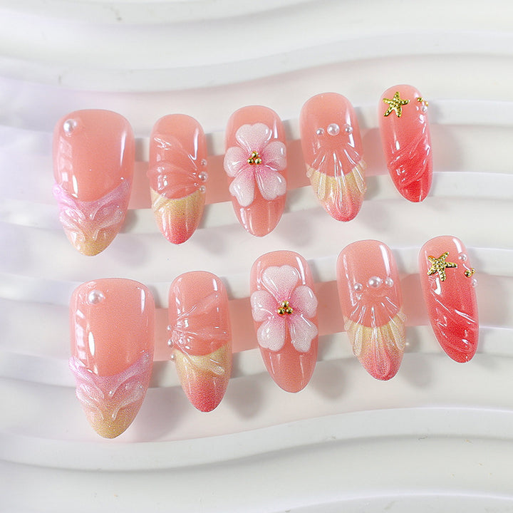 Kunstnagelset mit eleganten floralen Verzierungen und luxuriösem Glanz Karnz