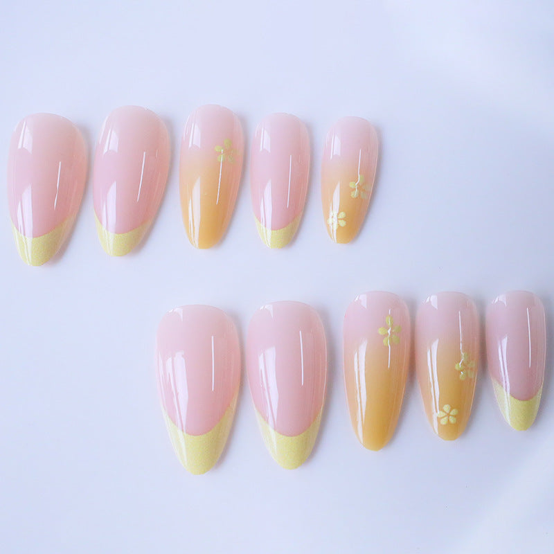 Florale Akzent-Gel-Nagelkunst Karnz