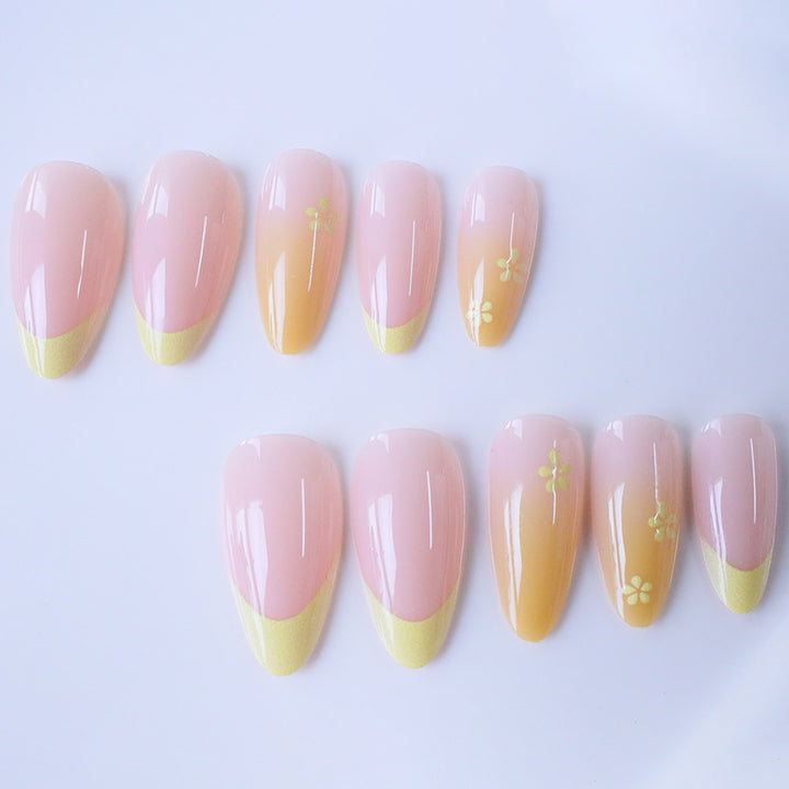 Florale Akzent-Gel-Nagelkunst Karnz
