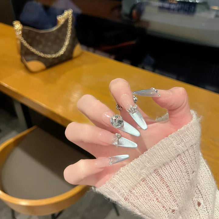 Modische Stiletto-Nagelerweiterungen