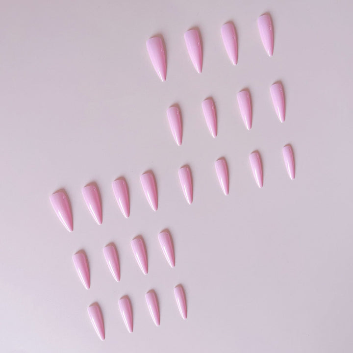 Kunstnagelset mit spitzen Designelementen Karnz