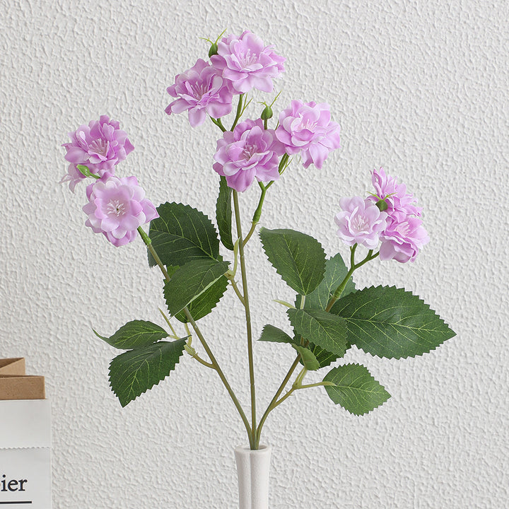 Kunstblumenarrangement mit zarten weißen Blüten Karnz