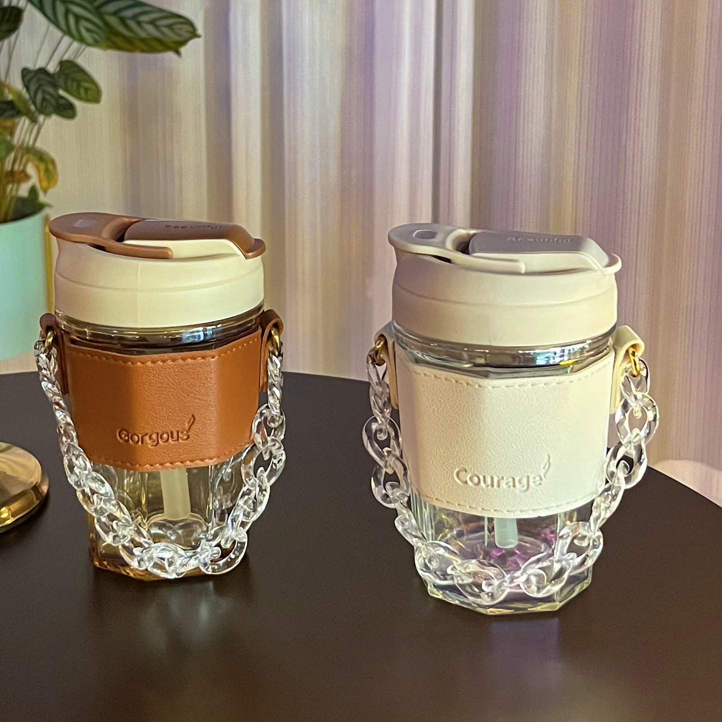 Damen Trinkbecher mit elegantem Ledergriff und praktischer Tragekette Karnz