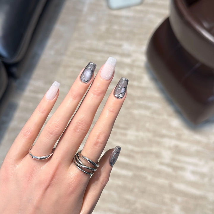 Elegantes Acryl Press-On Nagelkunstset mit metallischen Designelementen Karnz
