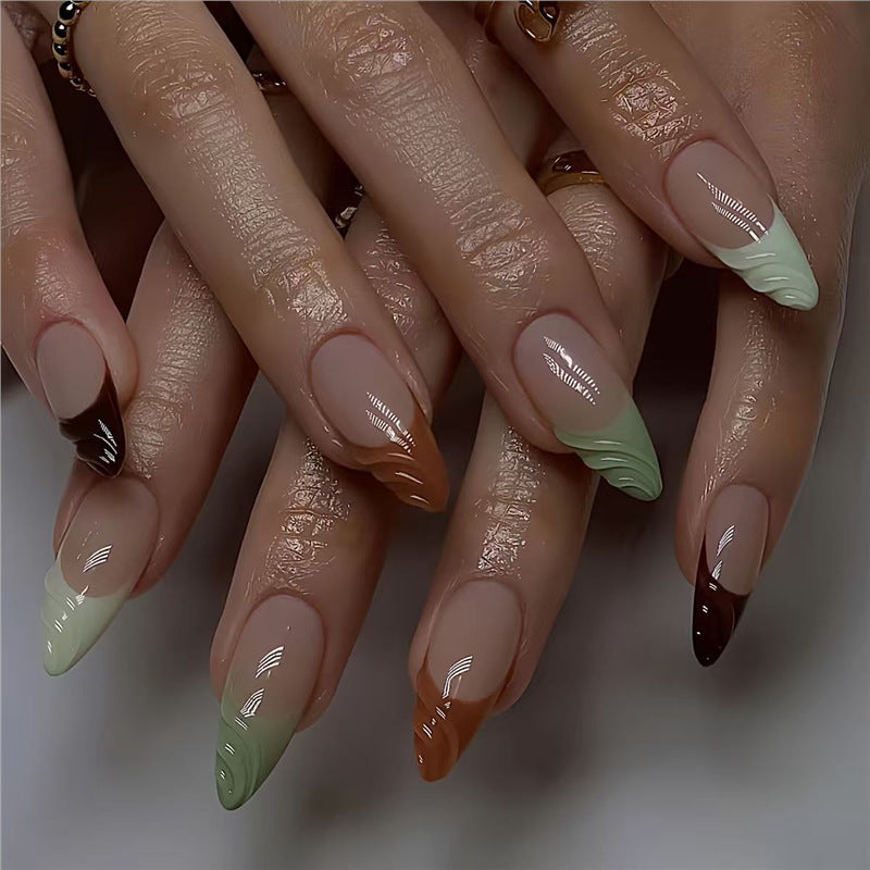 Künstlerische French Tip Press-On Nägel mit geschwungenem Design Karnz