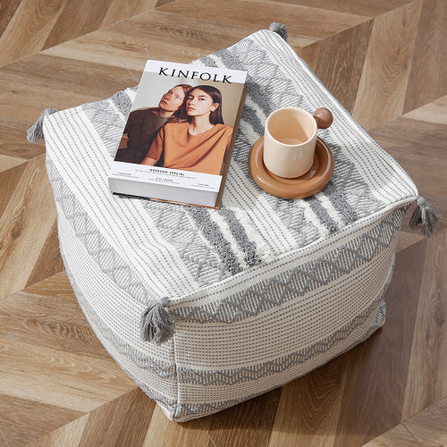 Geflochtener quadratischer Bodensitzpouf mit Quasten und gewebtem Ethno‑Muster