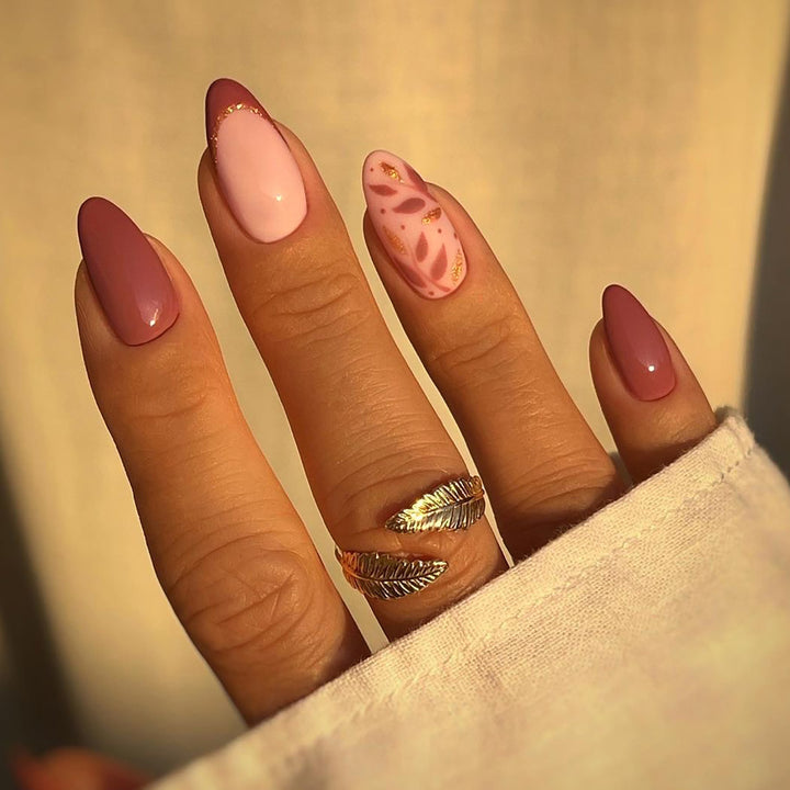 Kunstvolle Nagelverlängerungen mit elegantem Blattmuster Karnz