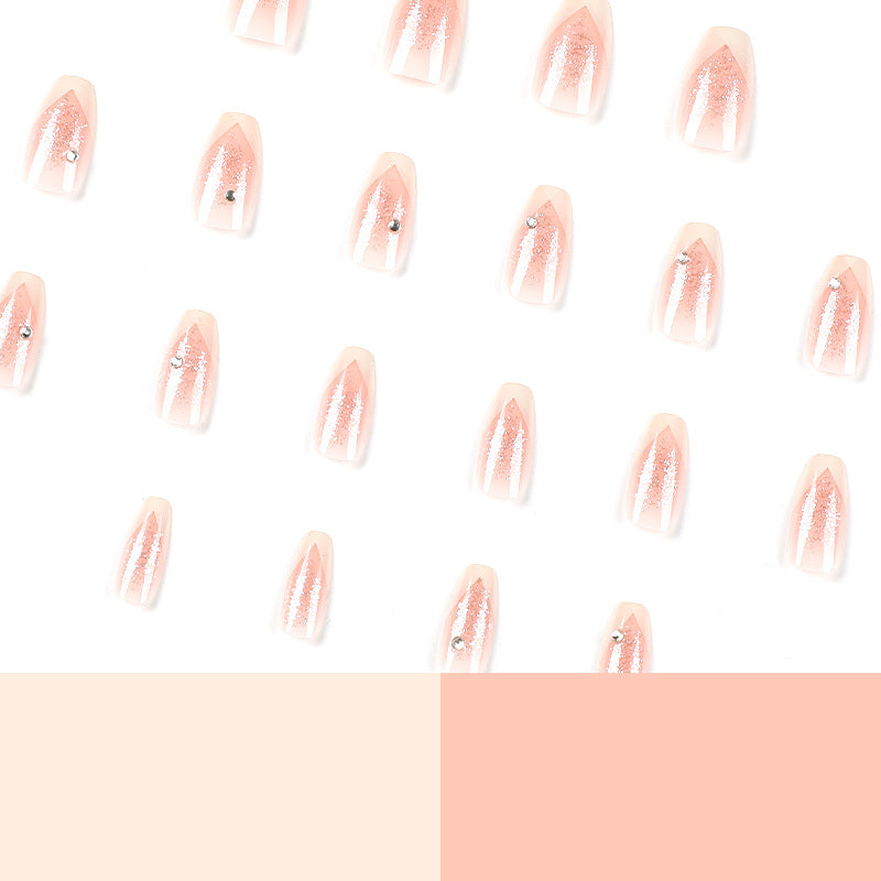 Elegante Kunstnägel mit Glitzer und romantischem French-Tip Karnz