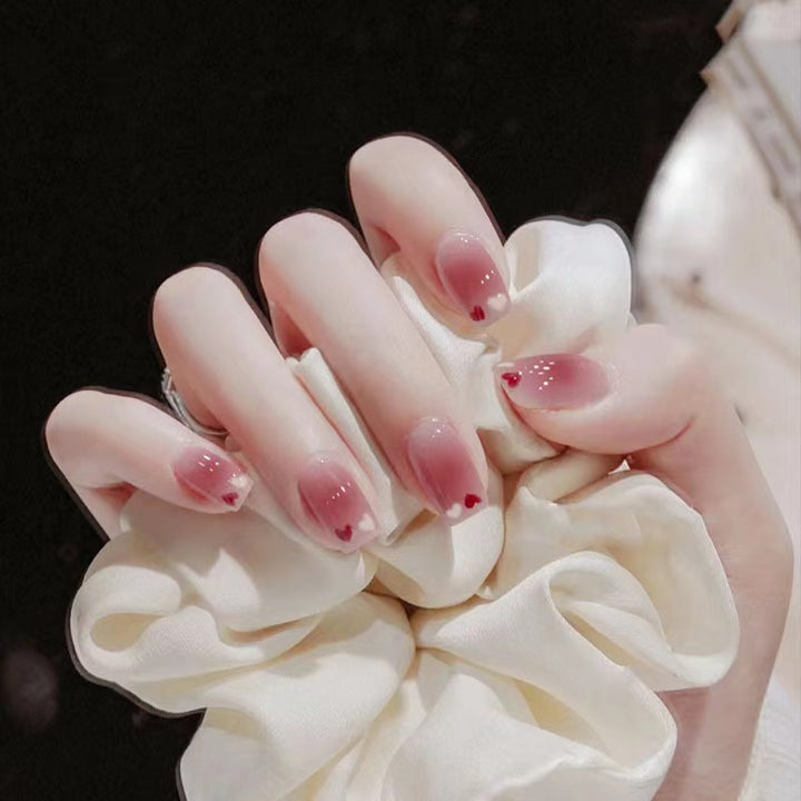 Kunstvolle Nagelkunst mit Schmetterlings- und Perlendetails Karnz