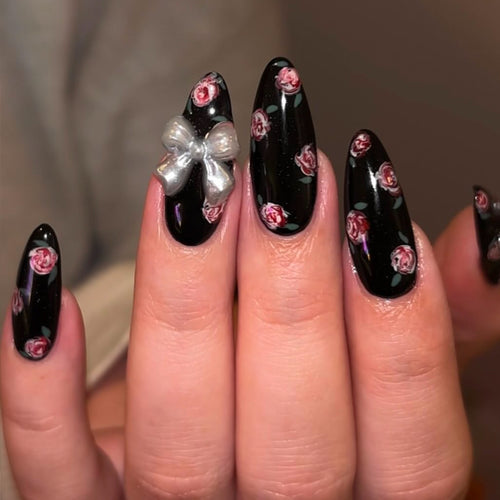Kunstfingernägel mit Floralen Verzierungen und Glamourösem Schleifendetail Karnz