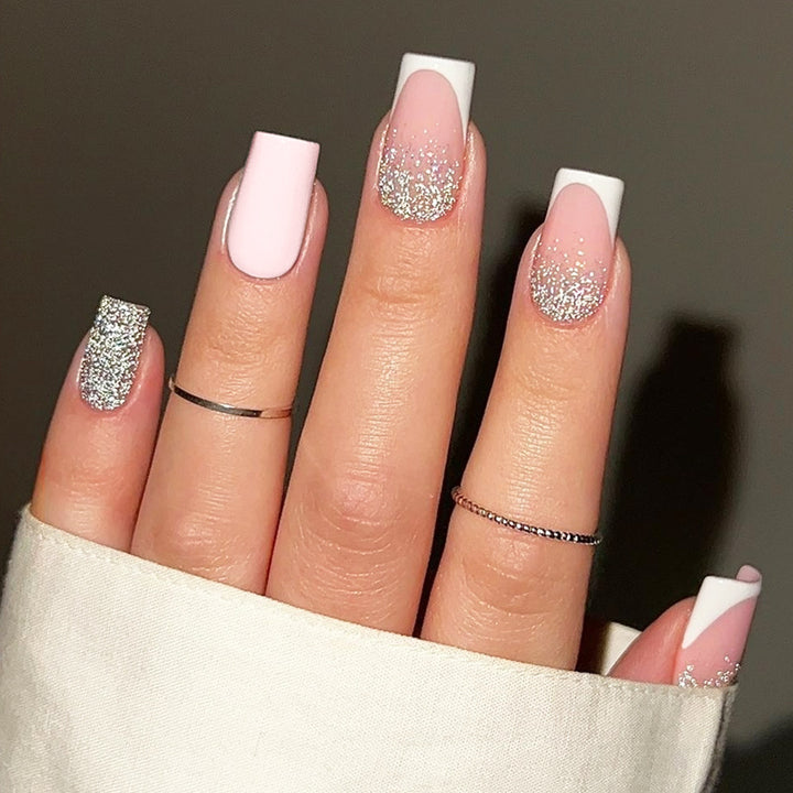 Elegantes Press-On-Nagelset mit glitzernden Spitzen Karnz
