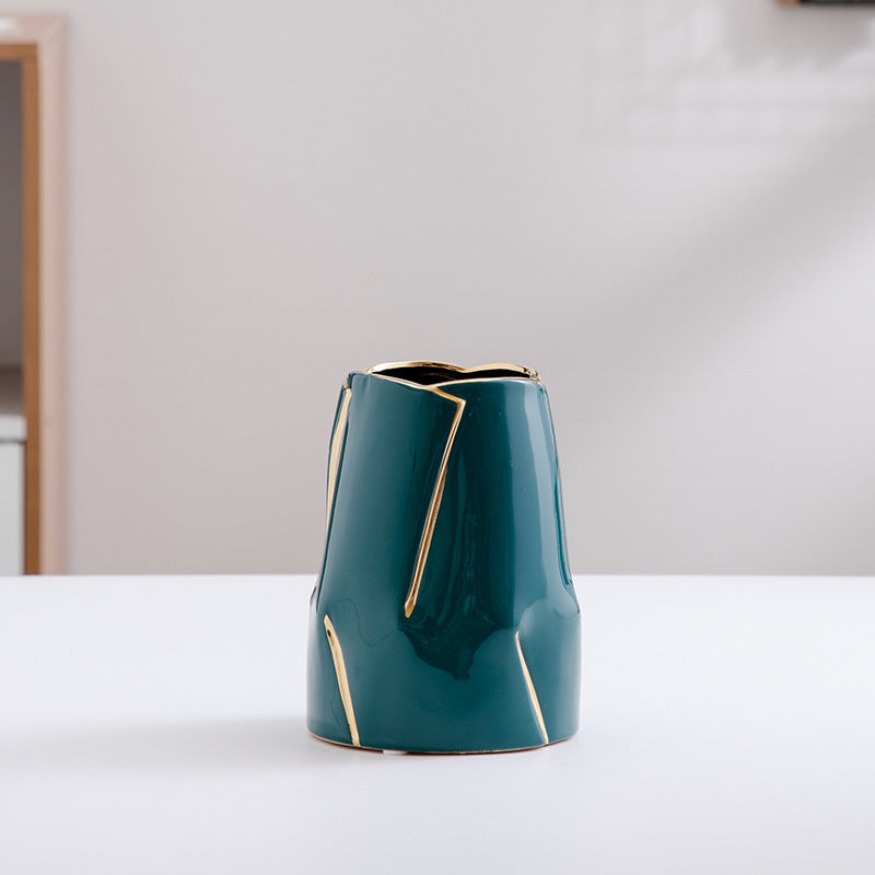Dekorative Keramikvase mit goldener Akzentuierung Karnz