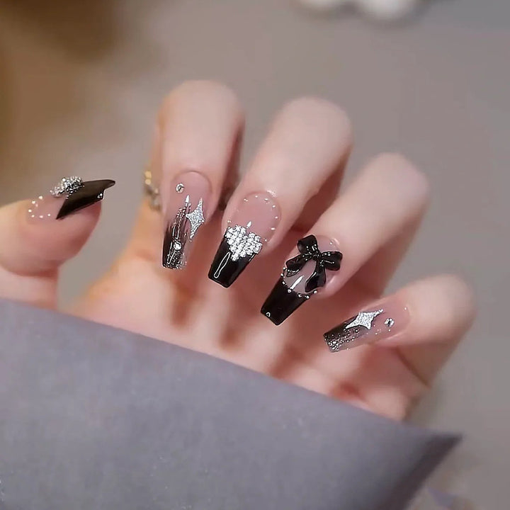 Kunstnagelset mit funkelnden Glitzer- und holografischen Akzenten Karnz
