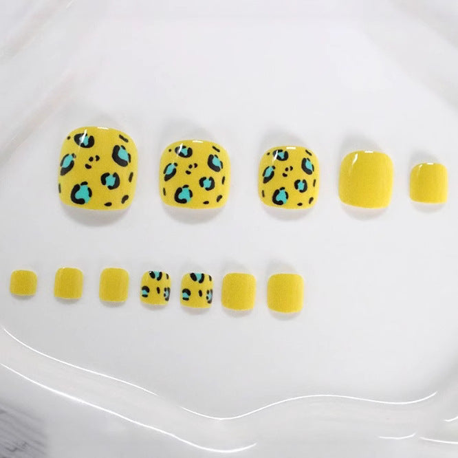 Stylische Tierdruck Pediküre Nagelkunst Karnz