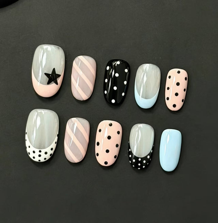 Künstlerische Press-On Nagelverzierungen Karnz