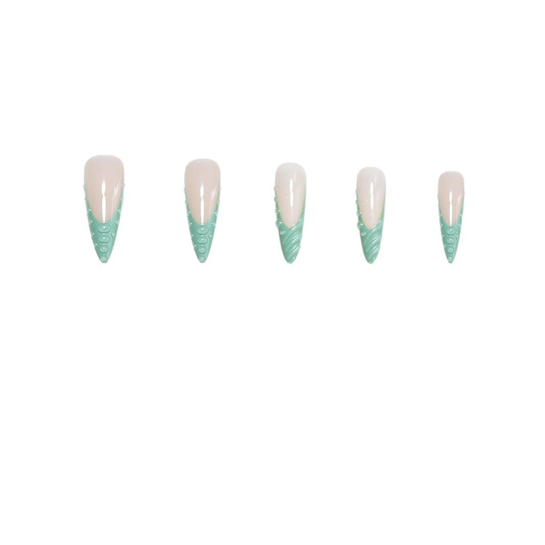 Aufwendige 3D-skulptierte Nagelverzierungen Karnz