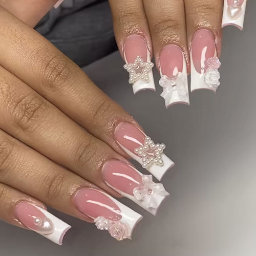 Kunstnagelset mit floralen 3D-Verzierungen und eleganten Details Karnz