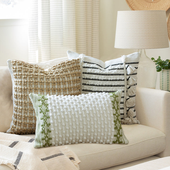 Gewebtes Boho-Dekokissen mit Quasten, Tuft-Relief und handgefertigten Details