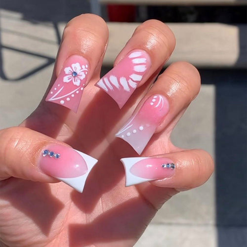 Kunstnagelset mit eleganten Floral-Designs und Glitzerakzenten Karnz