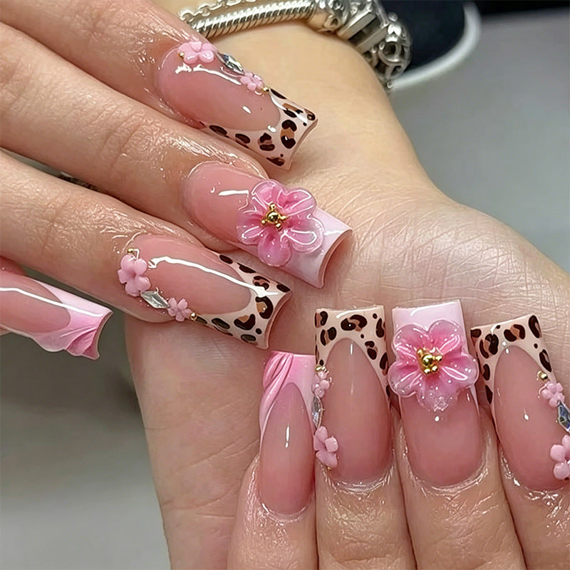 Elegante Kunstnägel mit handbemalten floralen Akzenten Karnz