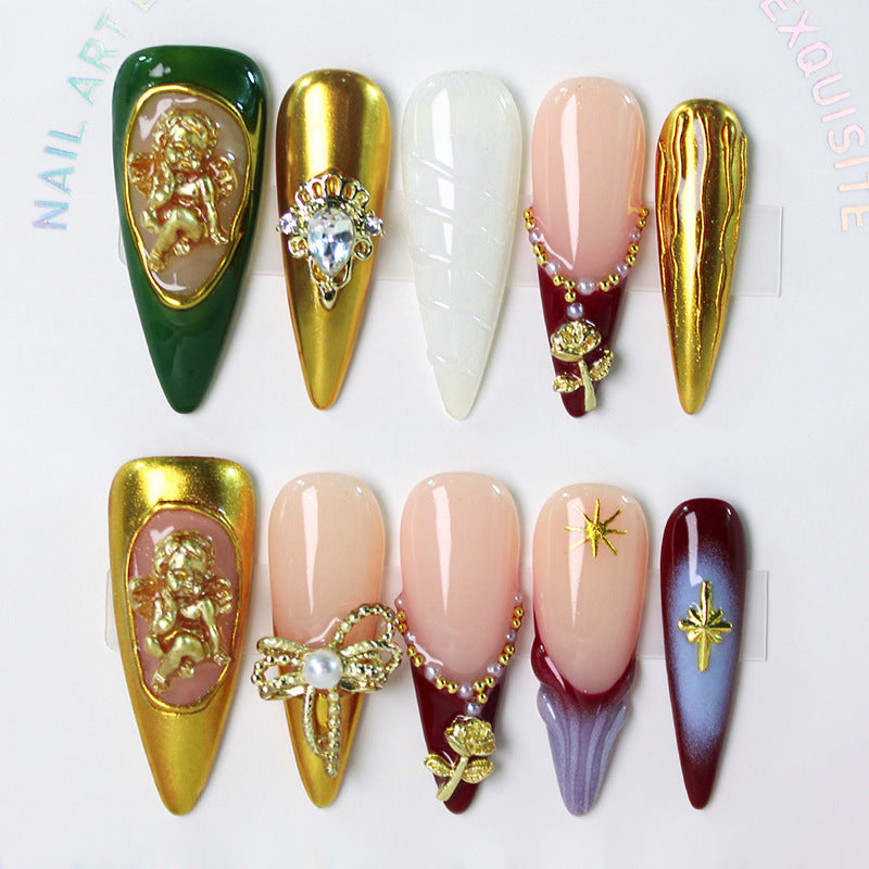Kunstnagelset mit glamourösen Verzierungen und aufwendigen Details Karnz