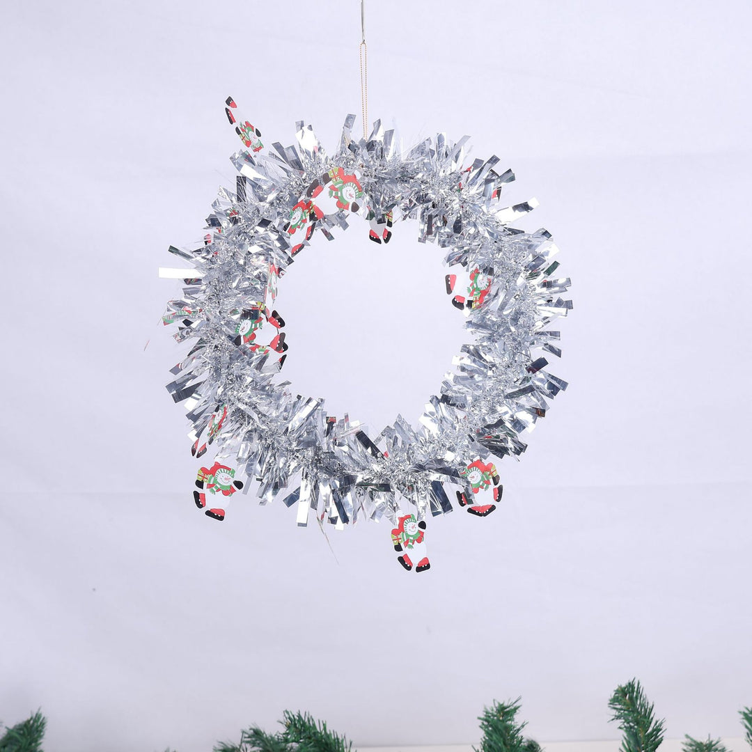 Glänzender Weihnachtskranz mit festlichen Motiven
