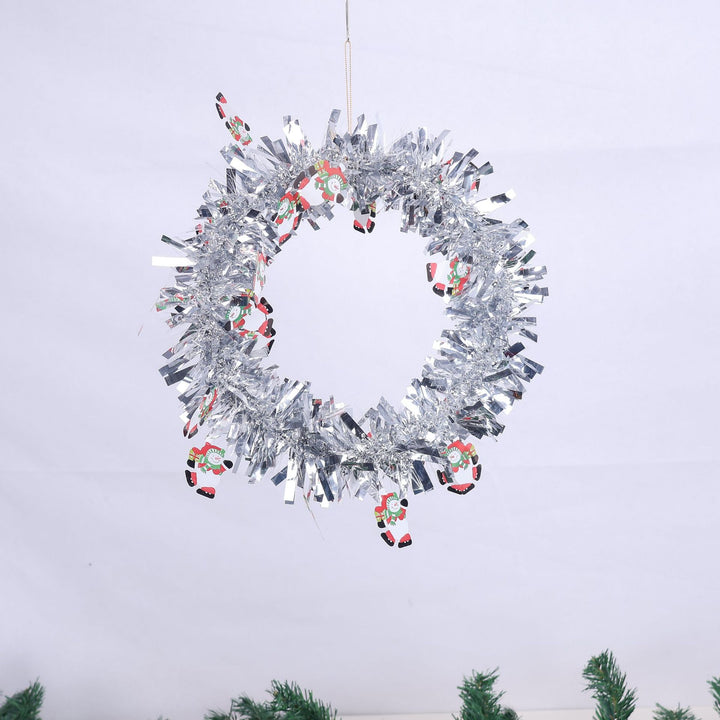Glänzender Weihnachtskranz mit festlichen Motiven