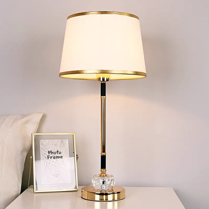 Elegante schwarze und goldene Tischlampe