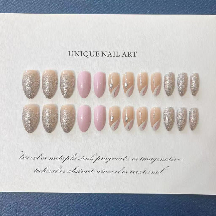Elegante Künstliche Nageltips mit Glitzerakzenten Karnz