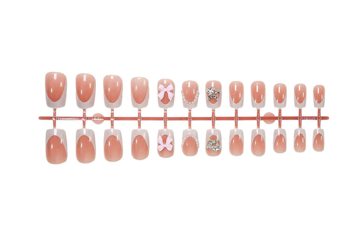 Kunstnagelset mit eleganten 3D-Blumen und Glitzerakzenten Karnz
